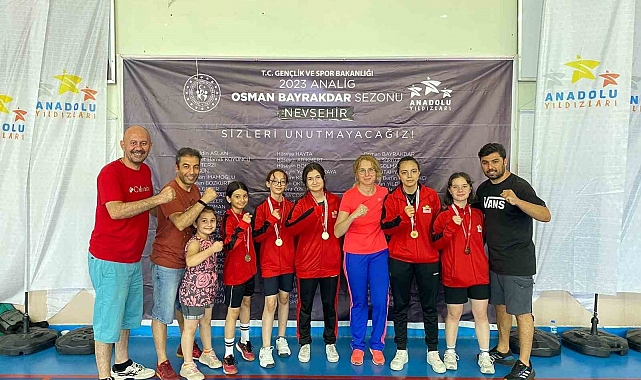 Kayseri Kız Takımı badmintonda birinci oldu
