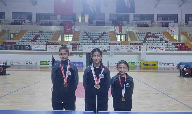 Kayseri Kız Takımı, masa tenisi yarı finalinde
