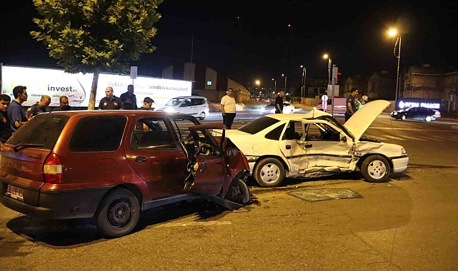 Kayseri'de otomobiller çarpıştı: 1'i ağır 5 yaralı