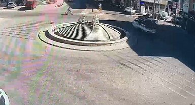 Bisikletli çocuk kamyonete böyle çarptı