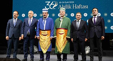 Cumhurbaşkanı Yardımcısı Cevdet Yılmaz, şed kuşandı