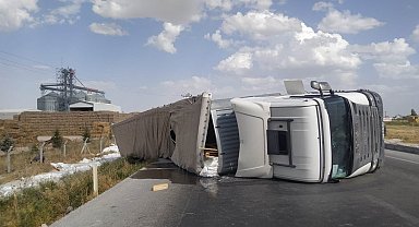 Konya'da tır devrildi: 1 yaralı
