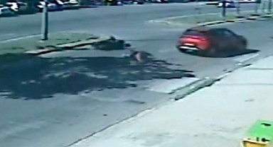 Motosikletten düşüp yuvarlanan kadın sürücü güvenlik kamerasında