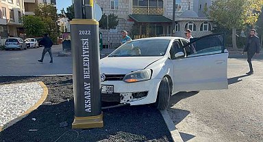 Aksaray'da otomobil refüjdeki aydınlatma direğine çarptı: 1 yaralı