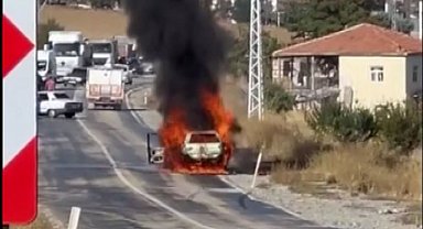 Alev alev yanan aracını söndürmek isterken yanarak ağır yaralandı