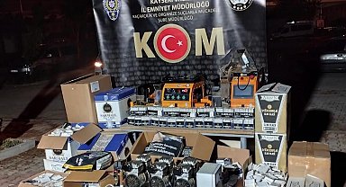 Bağ evinde kaçak sigara dolumu yaparken yakalandı