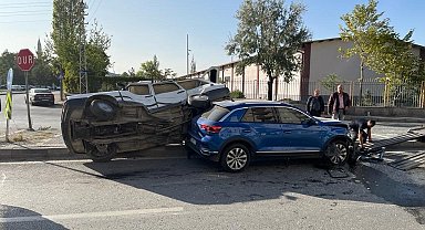 Çarpışan otomobillerden biri yan yattı: 2 yaralı