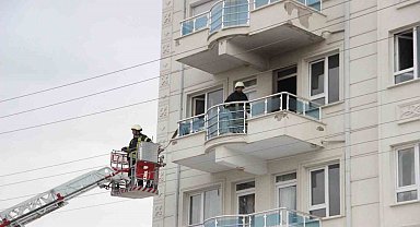 Çocuk odasında çıkan yangında 2 kişi dumandan etkilendi