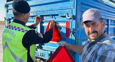 Karapınar'da jandarma trafik traktör römorklarına üçgen reflektör taktı