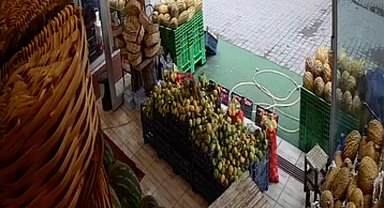 Karşıya geçerken otomobilin çarptığı kadın hayatını kaybetti