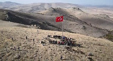 Kırşehir Emniyeti 100 gönüllü ile bin 600 rakımlı tepeye Türk bayrağı dikti