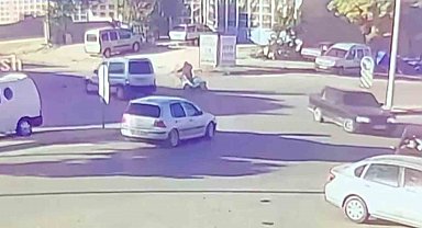 Motosiklet sürücüsünün ölümden döndüğü an kameraya yansıdı
