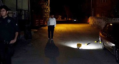 Polisin gazetecileri uzaklaştırdığı olay yerinde vatandaş elini kolunu salla sallaya gezdi