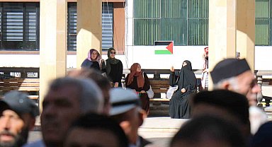 Saldırıda hayatını kaybeden Filistinliler için gıyabi cenaze namazı kılındı