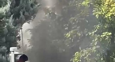 Seyir halindeki otomobil alev aldı, vatandaşlar görüntü çekmek için birbiriyle yarıştı