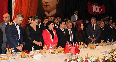 Vali Çiçek: "Türkiye'nin yeni yüzyılına adım attığımız bugün her zamankinden daha çok çalışmalıyız"