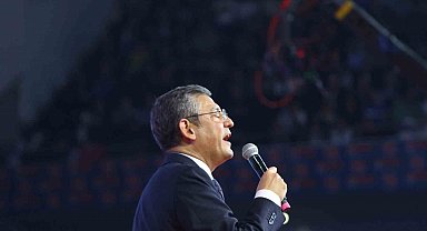 CHP Genel Başkanı Özel: "Salondan 130 milletvekilimizle el ele omuz omuza çıkıyorum"