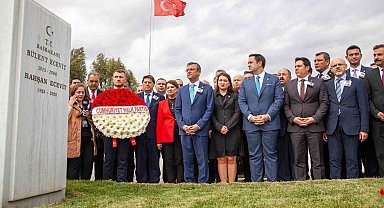CHP lideri Özel: "Atatürk'ün partisini iktidar yapma noktasında Ecevit'i örnek alan yürüyüşümüz delegelerimizin takdiriyle sonuçlandı"
