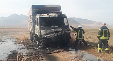 Karaman'da alev alan kamyon kullanılamaz hale geldi