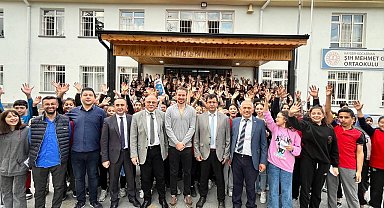 Kayserispor'lu futbolcu Kolovetsios'tan öğrencilere giyim yardımı