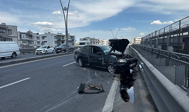 Otomobil aydınlatma direğine çarptı: 1'i ağır 2 yaralı
