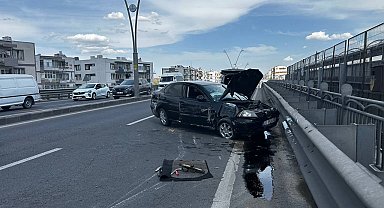 Otomobil aydınlatma direğine çarptı: 1'i ağır 2 yaralı