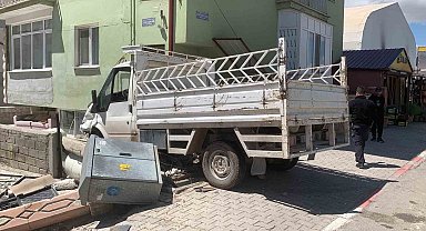 Kamyonetin bahçe duvarına çarpma anı kameraya yansıdı: 2 yaralı