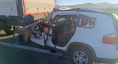 Aksaray'da otomobil tıra arkadan çarptı: 1 ölü