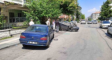 Ankara'da kontrolden çıkan otomobil yayaya çarpıp takla attı: 2 yaralı