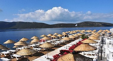 Bakan Ersoy: "Halk plajlarımızda şezlong ve şemsiye hizmetlerimiz de emeklilerimize ücretsiz olarak sunulacak"