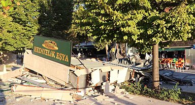 Belediye elektrik ve suyunu verdiği büfeyi 'kaçak' diye yıktı