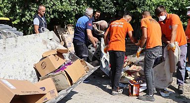 Çöp dolu ev ve çevresinden 3 kamyon çöp çıktı
