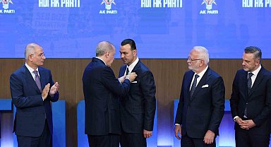 İYİ Parti'den istifa edip AK Parti'ye geçen İzsiz: "Tekrar yuvamda olmanın mutluluğunu yaşıyorum"