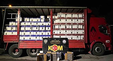 Kamyon kasasından 5 bin 250 adet kaçak makaron çıktı