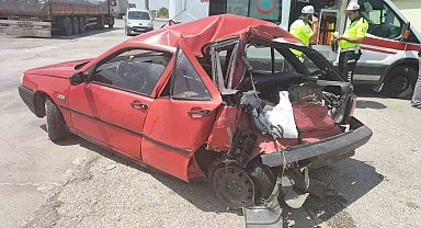 Kamyon otomobile çarptı: 2 yaralı