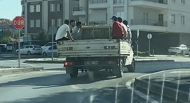 Kamyonet kasasında 6 kişinin tehlikeli yolculuğu kamerada