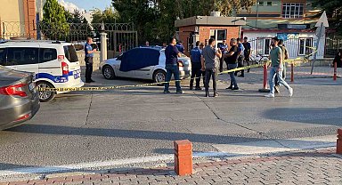 Karısını alışverişe gitmek için aldığı otomobilinde "kıskançlık" tartışmasında öldürmüş