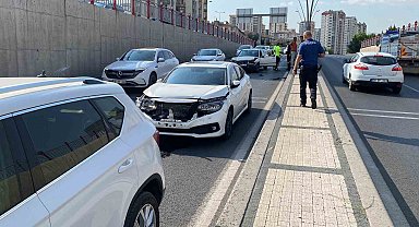 Kayseri'de zincirleme kaza: 3 otomobil birbirine girdi