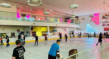 Kayserililer, Büyükşehir'in Buz Pateni Pisti'nde hem serinliyor hem spor yapıyor