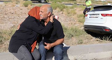 Kazadan kurtulan ağabey ile kız kardeş kaldırımda birbirlerine sarılarak ağladı