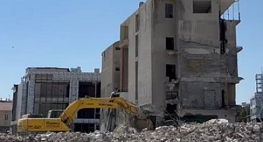 Kolonu kırıp, sallaya sallaya binayı yıktı
