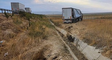 Konya'da yoldan çıkan tır tarlaya girdi: 1 yaralı