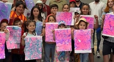 Küçük sanatseverler, Büyük Şehir Sanat Galerisi'nde