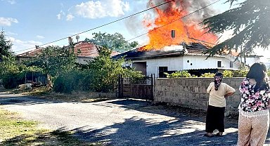 Müstakil ev yangında küle döndü