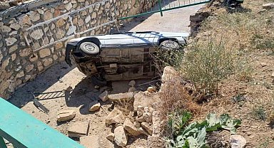 Niğde'de otomobil su kanalına düştü: 4'ü çocuk 6 yaralı