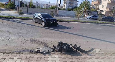 Önüne çıkan araca çarpmamak için direğe çarpan sürücü yaralandı