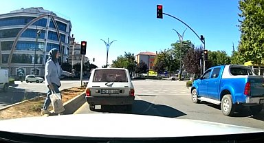 Otomobil çocuğa çarptı