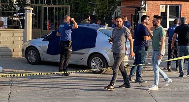 Otomobilde öldürdüğü eşinin cenazesiyle karakola teslim oldu