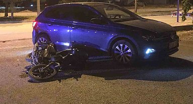 Otomobille çarpışan motosikletin sürücüsü yaralandı