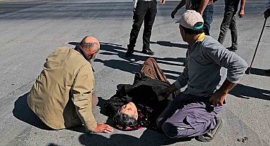 Sağlık görevlisinin işini bırakıp gazeteciyi polise şikayet ettiği kazada yaralanan kadın öldü